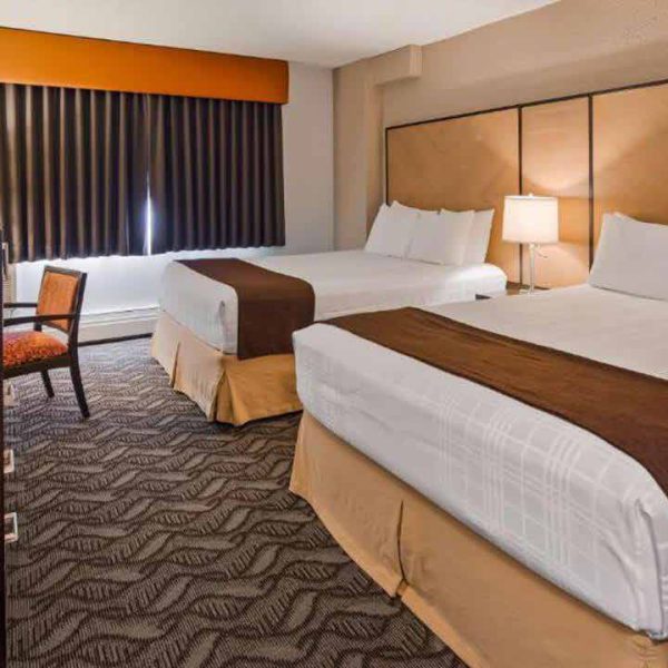 غرفة نزلاء بسريرين ضمن مشروع Best Western في إيردري بمقاطعة ألبرتا الكندية