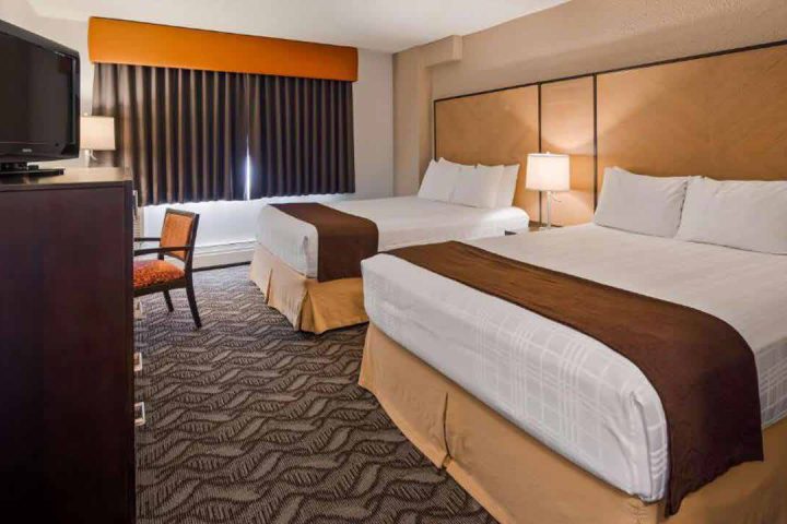 غرفة نزلاء بسريرين ضمن مشروع Best Western في إيردري بمقاطعة ألبرتا الكندية