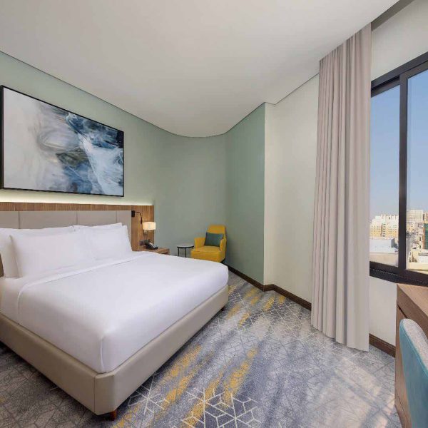 غرفة نزلاء بأثاث حديث وواجهة خشبية في فندق Staybridge