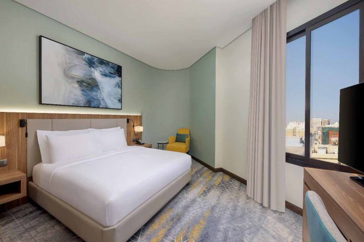 غرفة نزلاء بأثاث حديث وواجهة خشبية في فندق Staybridge