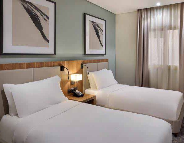 غرفة بسريرين مفردين وأثاث مطابق للمواصفات في فندق Staybridge