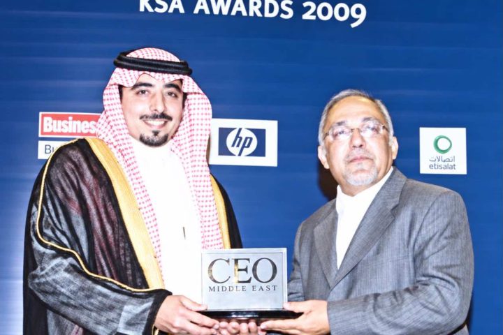 راشد محمد العبداللطيف خلال تسلّمه جائزة أفضل رئيس تنفيذي للعام – قطاع التجزئة، ضمن CEO Middle East KSA Awards 2009 في الرياض