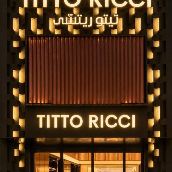 واجهة معرض TITTO RICCI ليلًا